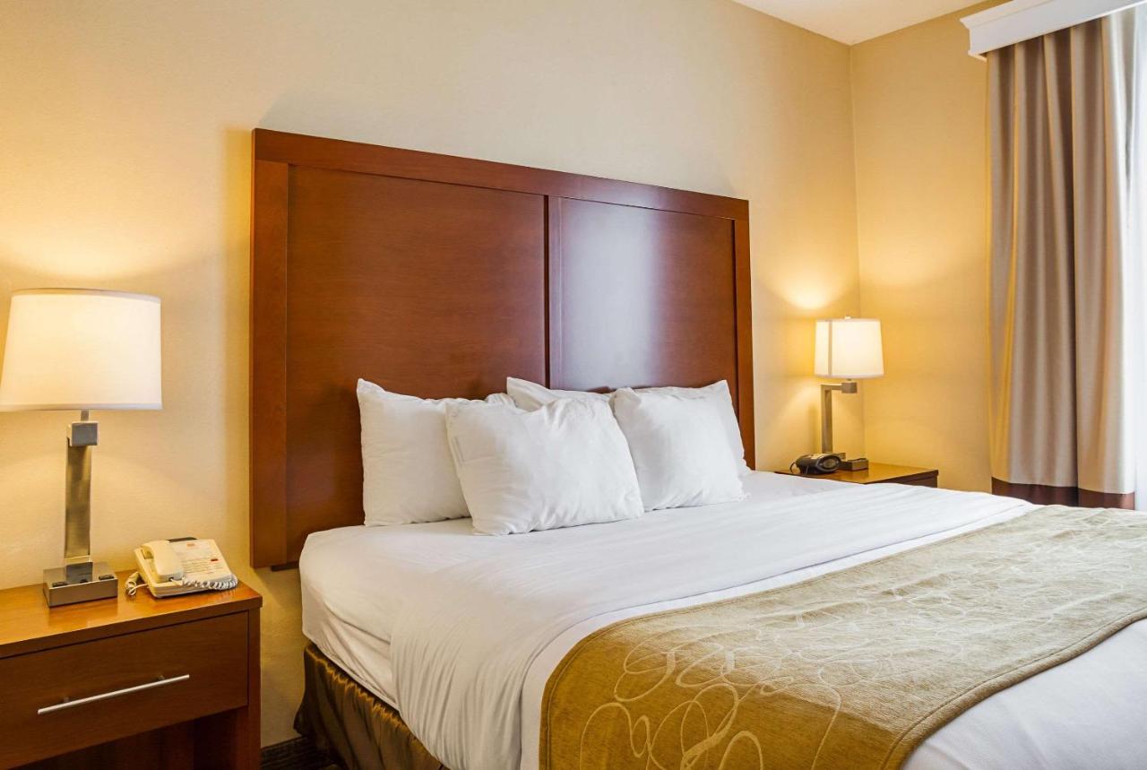 King Suite - Accessible/Non-Smoking at Comfort Suites Twinsburg