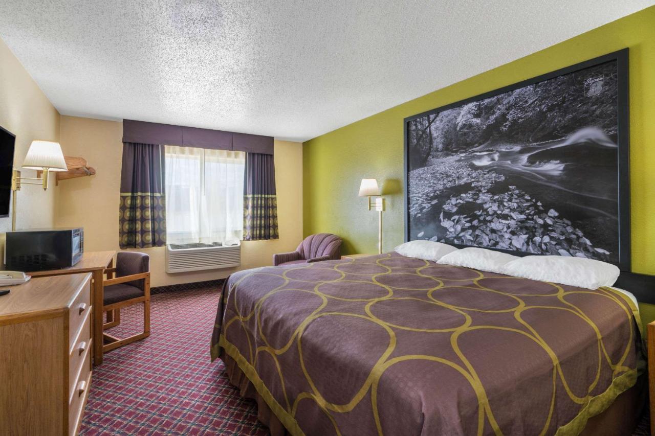 | Super 8 by Wyndham Fountain