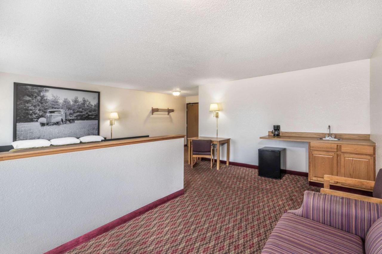 | Super 8 by Wyndham Fountain