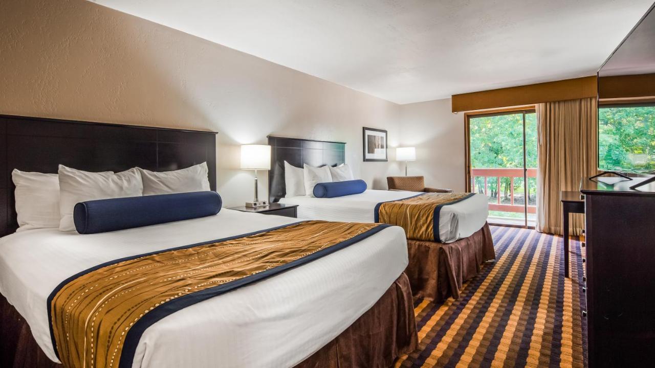 Superior Quadruple Suite with Balcony - Non-Smoking at Best Western New Oregon