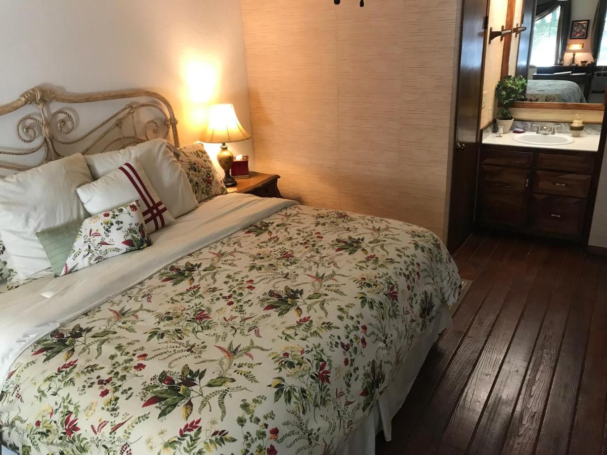 | Hale Maluhia Country Inn