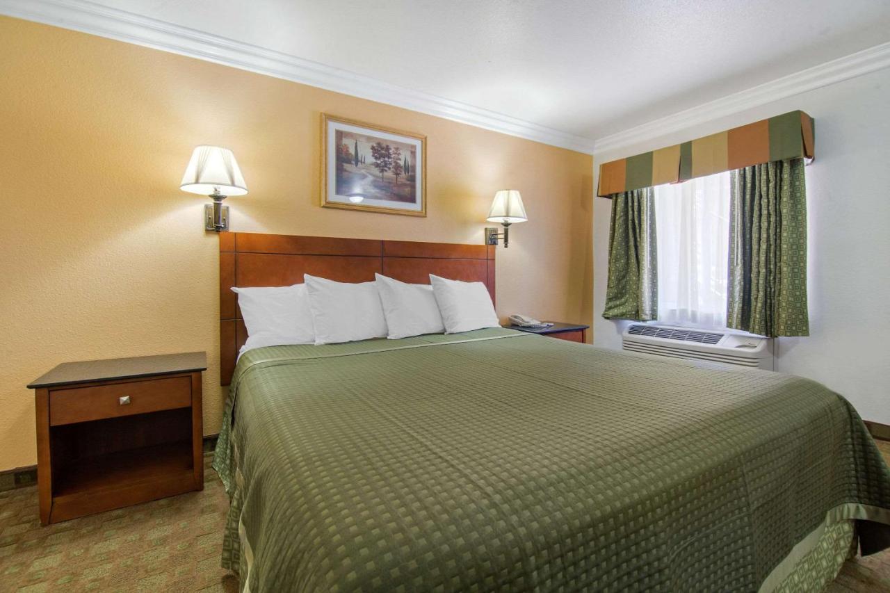 | Rodeway Inn Adelanto US 395
