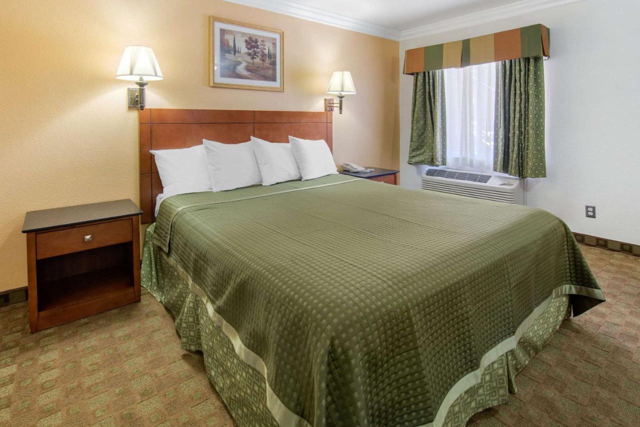 | Rodeway Inn Adelanto US 395