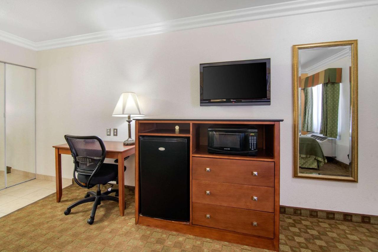 | Rodeway Inn Adelanto US 395