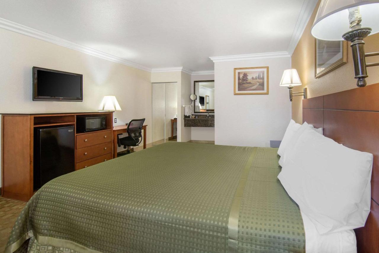 | Rodeway Inn Adelanto US 395