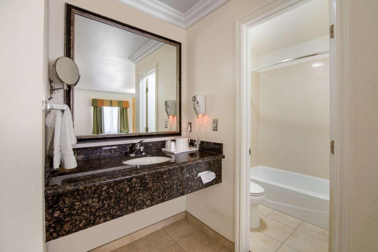 | Rodeway Inn Adelanto US 395