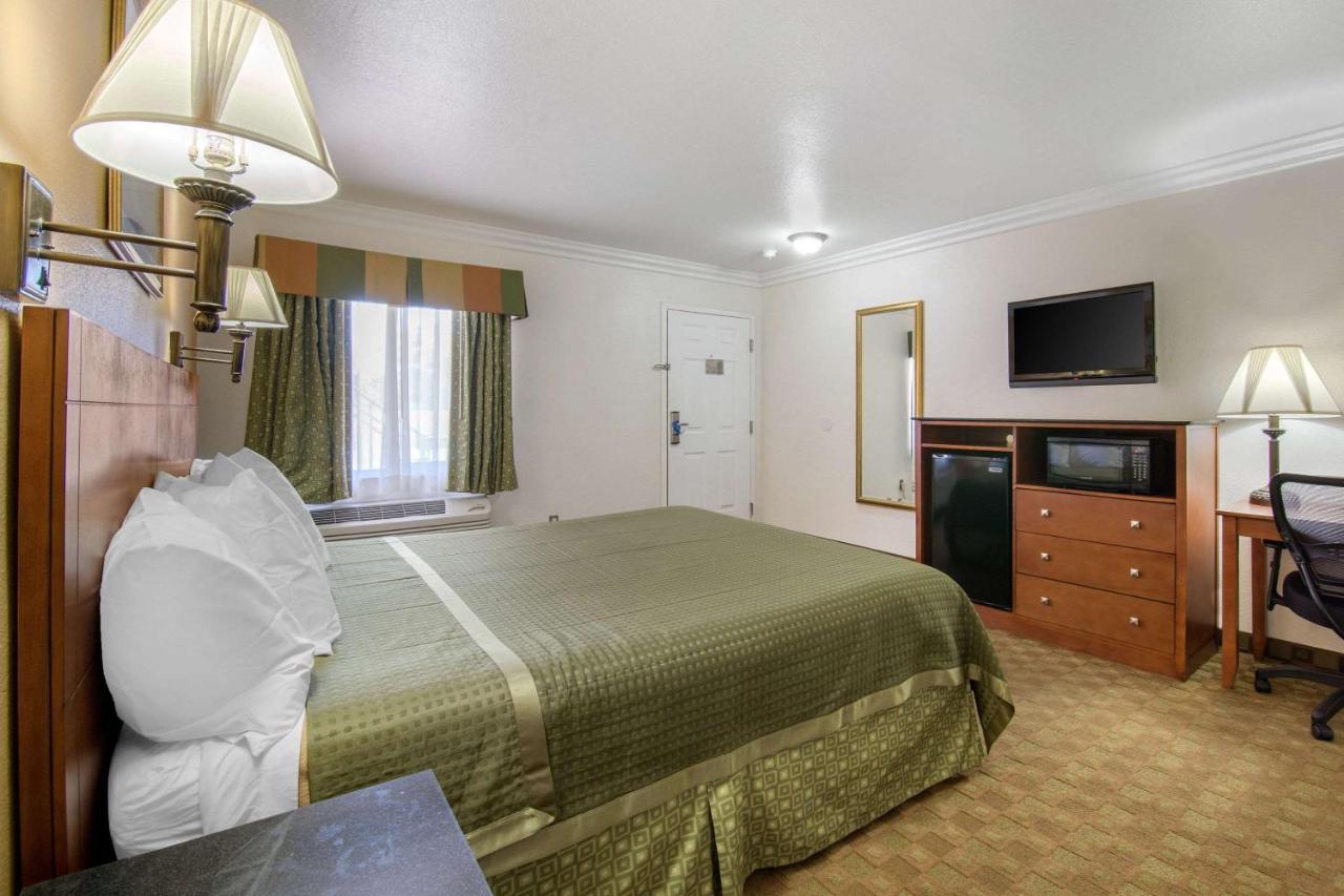 | Rodeway Inn Adelanto US 395