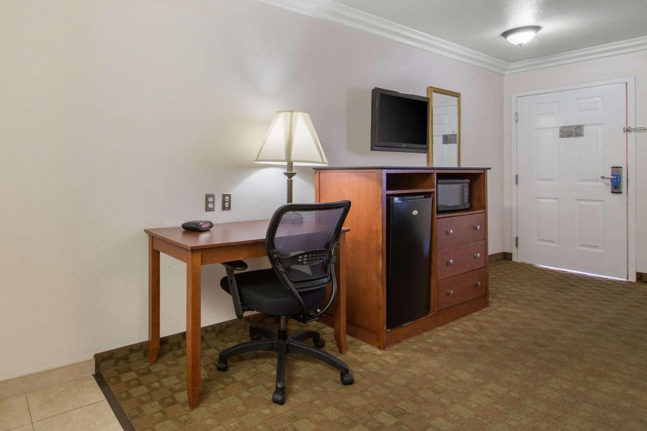 | Rodeway Inn Adelanto US 395