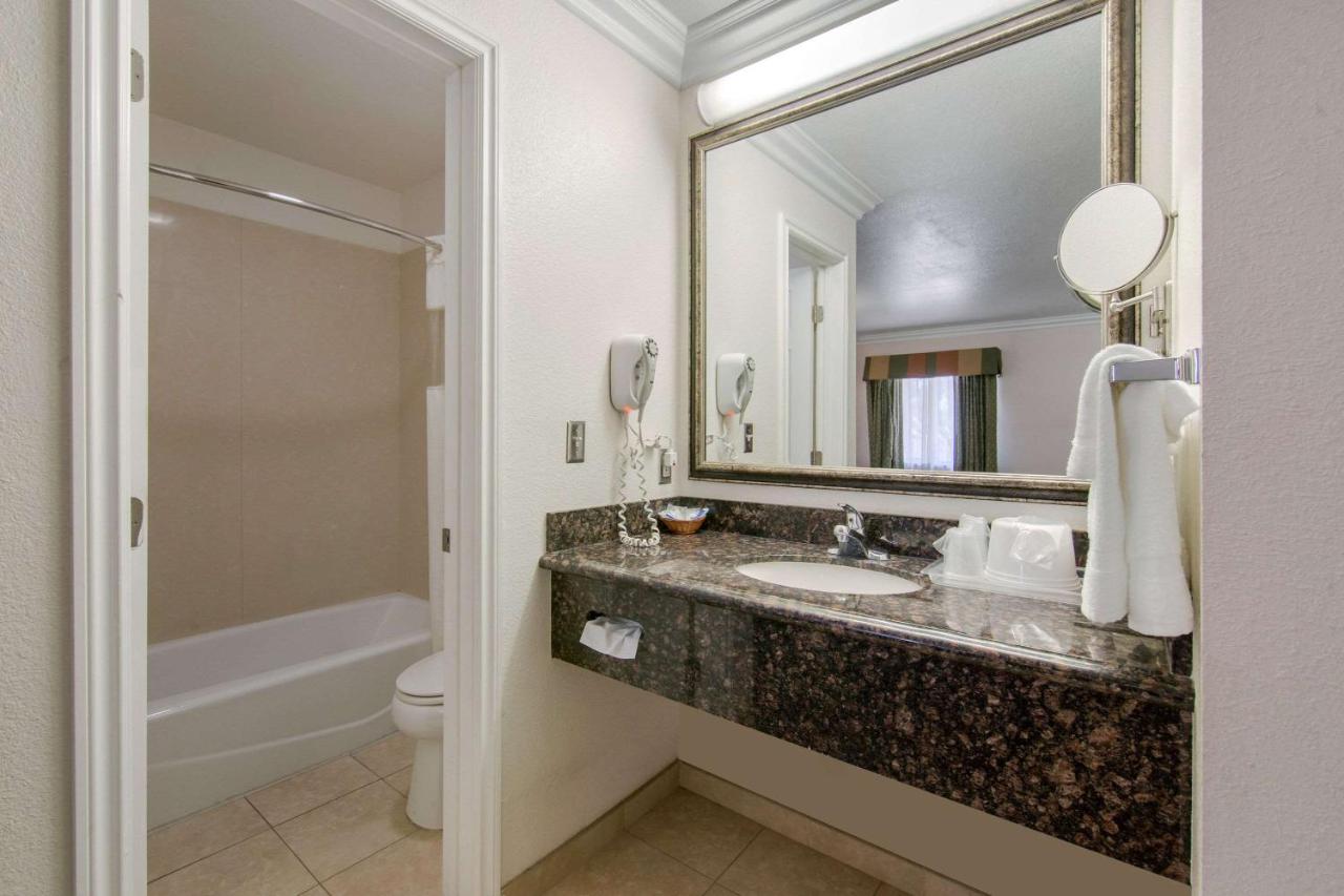 | Rodeway Inn Adelanto US 395