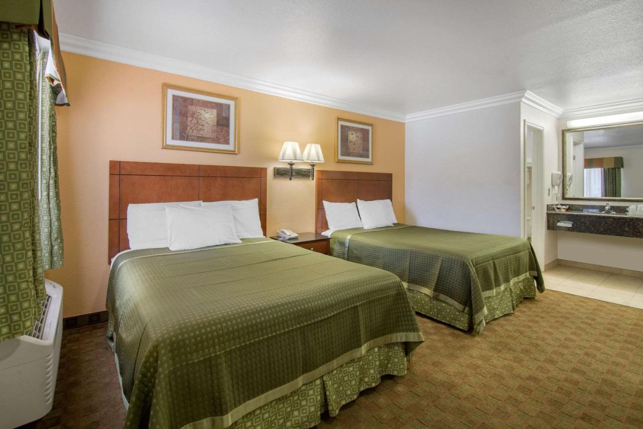 | Rodeway Inn Adelanto US 395