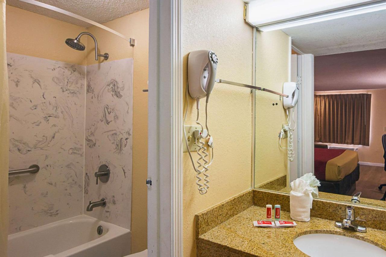 King Room - Non-Smoking at Econo Lodge Oxford near Choccolocco Park