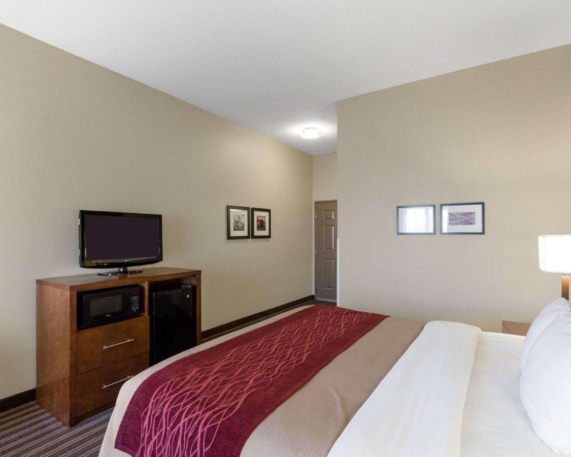 King Room at Comfort Inn & Suites Fayetteville - University Area