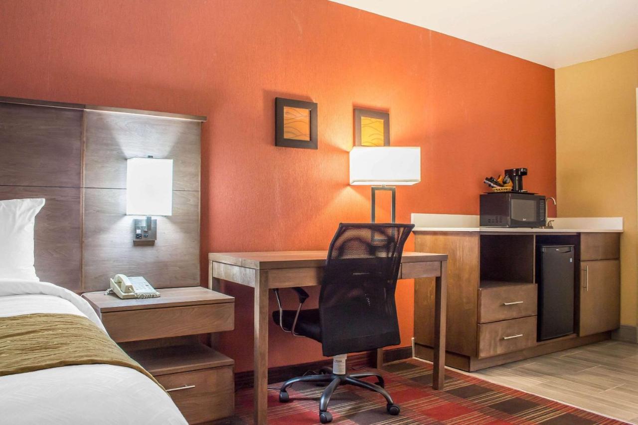 King Suite with Balcony and Wet Bar - Non-Smoking at Comfort Inn Flagstaff Lucky Lane I-40