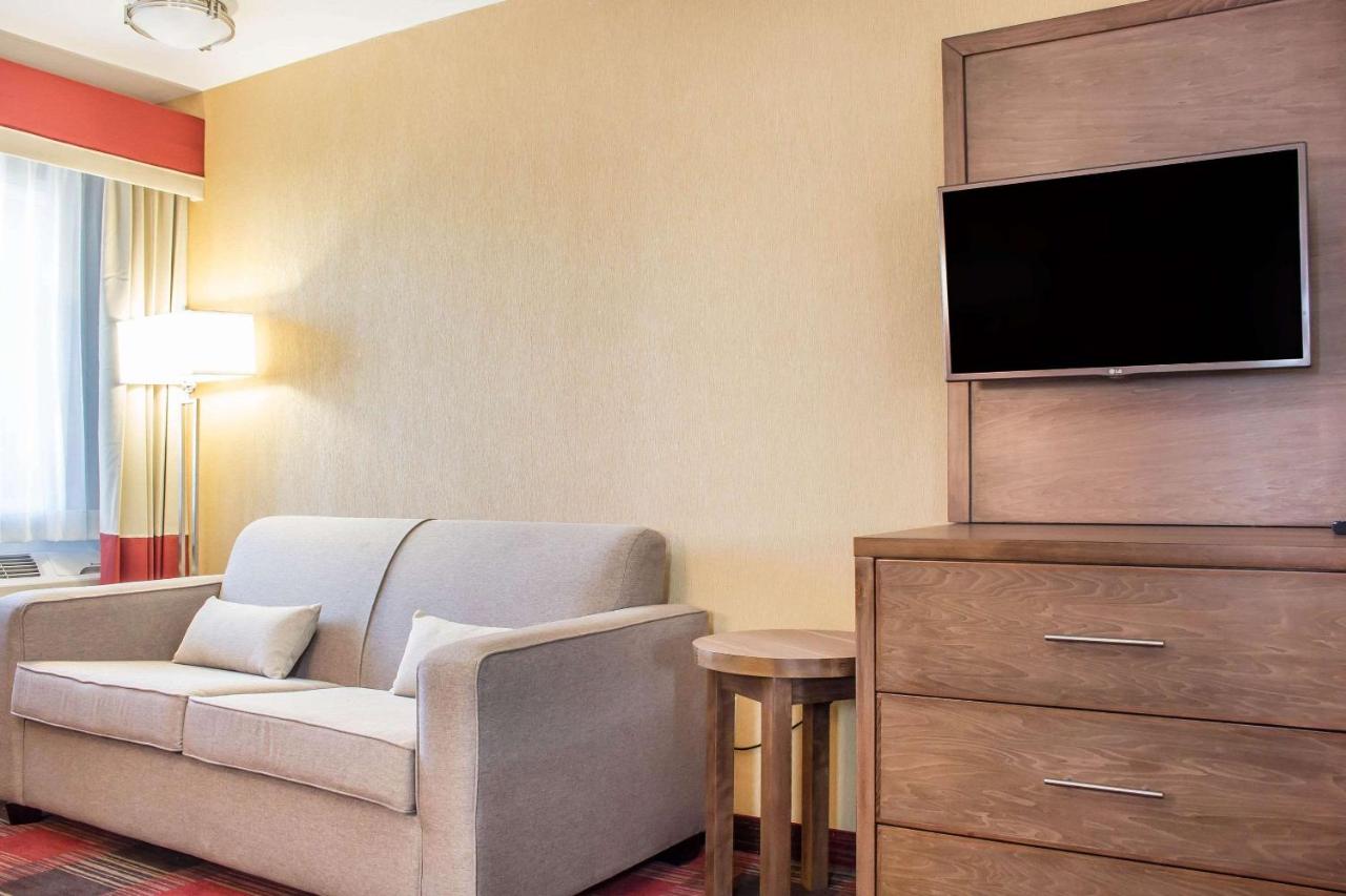 King Suite with Balcony and Wet Bar - Non-Smoking at Comfort Inn Flagstaff Lucky Lane I-40