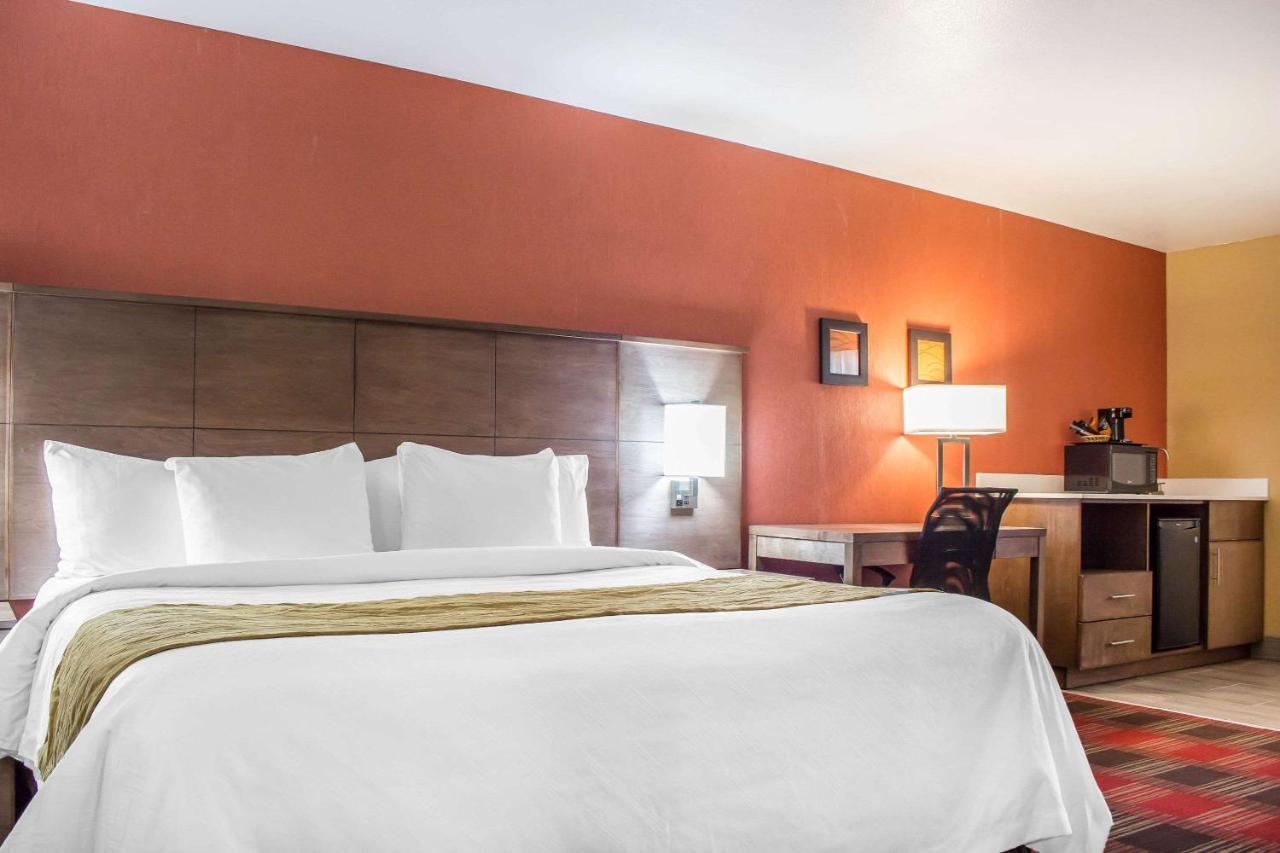 King Suite with Balcony and Wet Bar - Non-Smoking at Comfort Inn Flagstaff Lucky Lane I-40