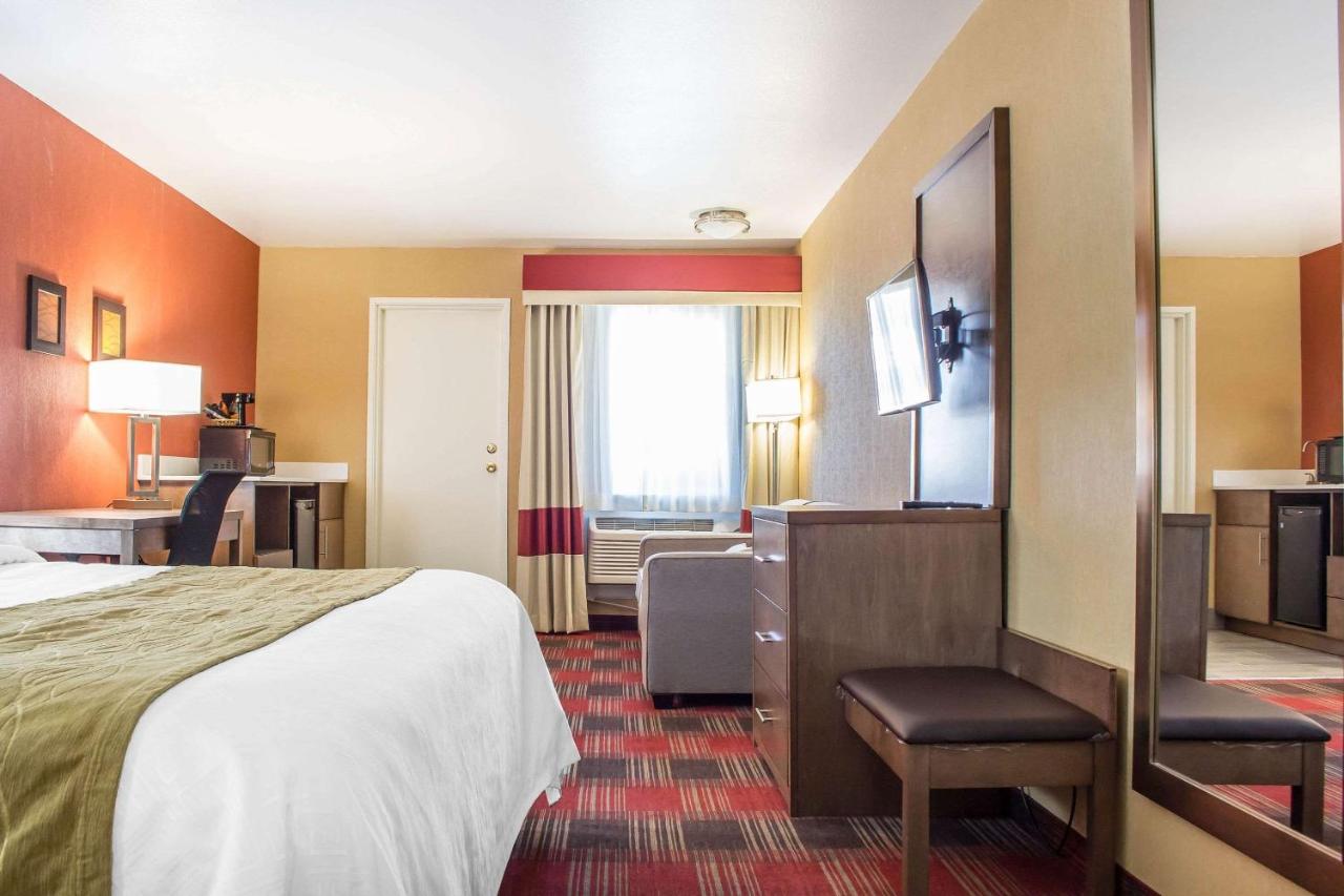 King Suite with Balcony and Wet Bar - Non-Smoking at Comfort Inn Flagstaff Lucky Lane I-40