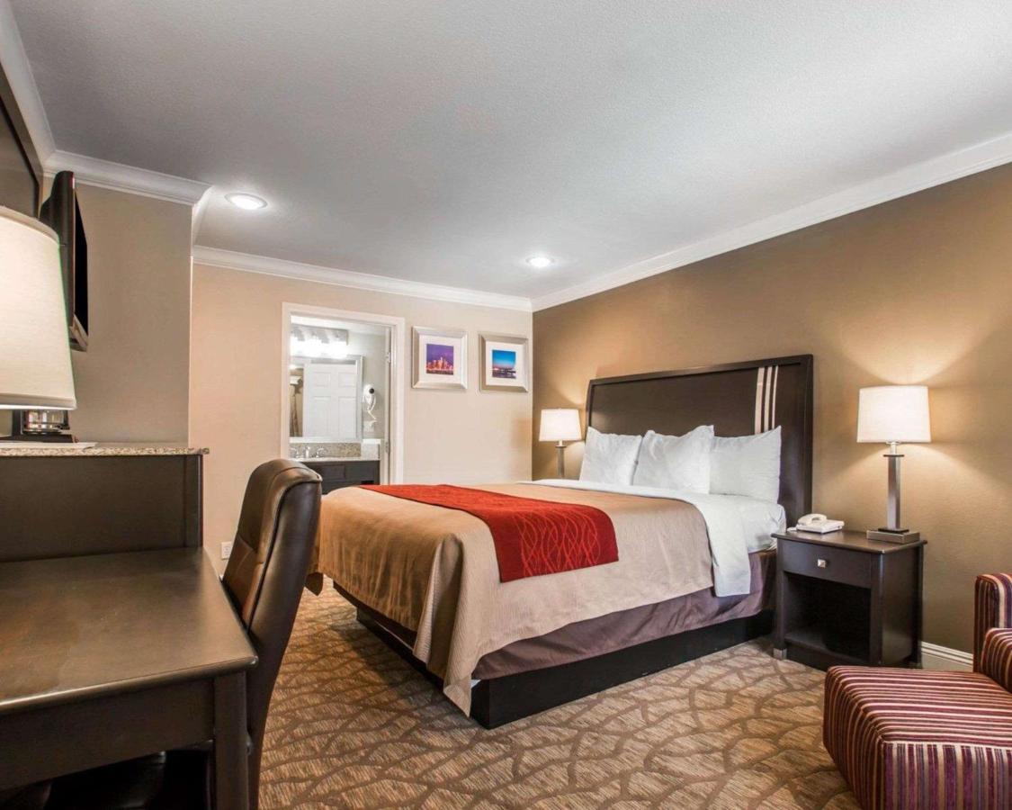 Deluxe Room, 1 King Bed, Jetted Bathroom Tub, Non Smoking at Quality Inn Downey