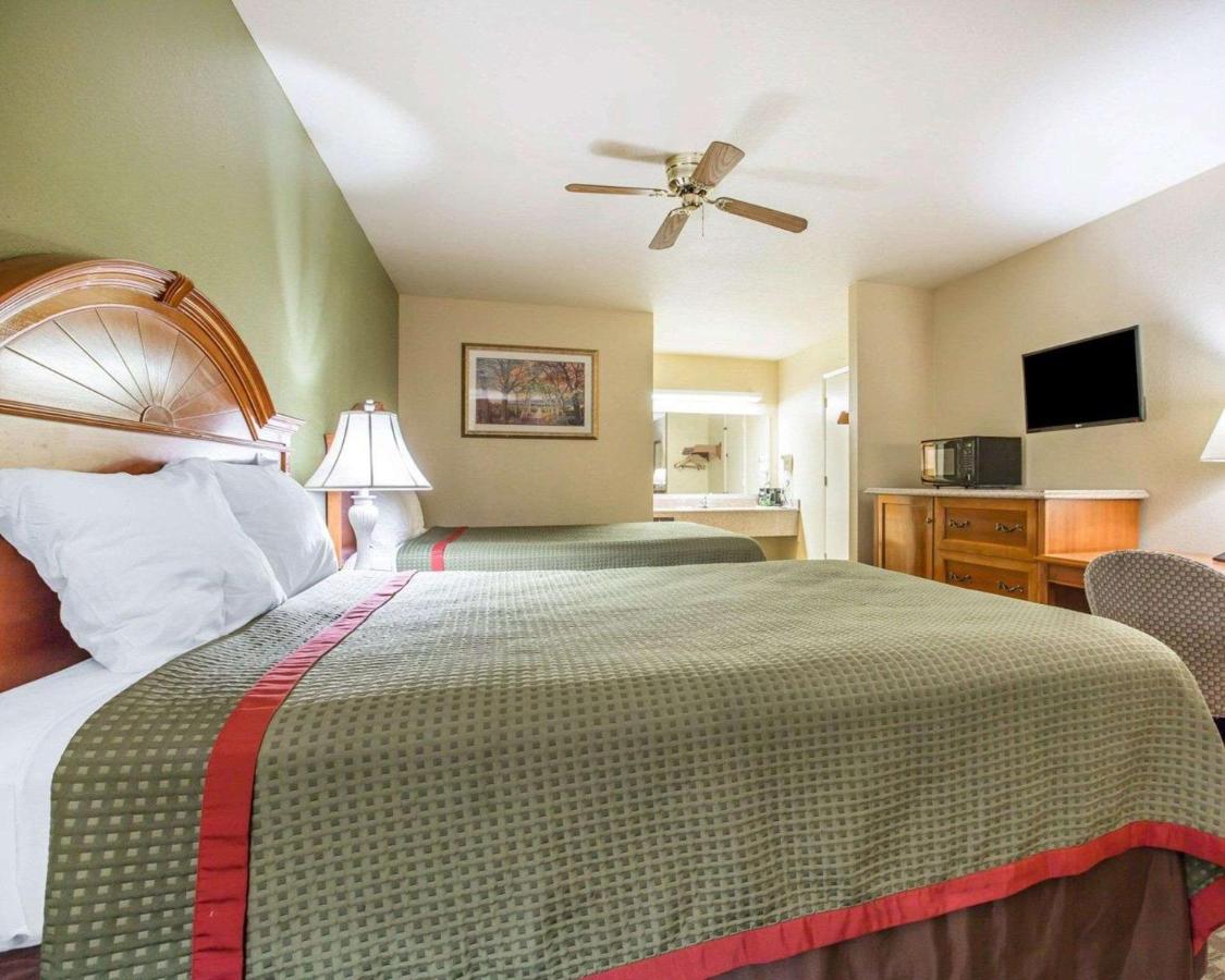 Queen Room with Two Queen Beds - Smoking at Rodeway Inn Delano