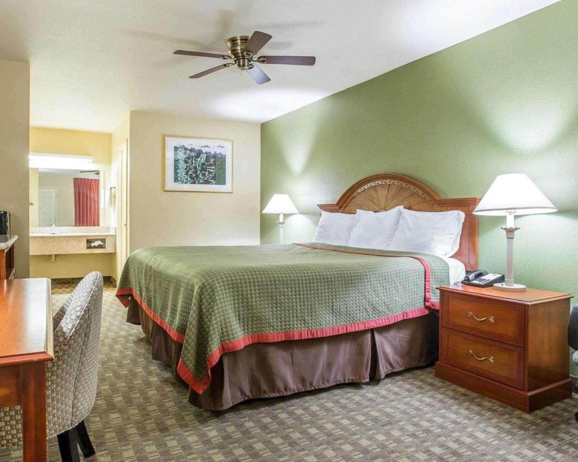 King Room - Non-Smoking at Rodeway Inn Delano