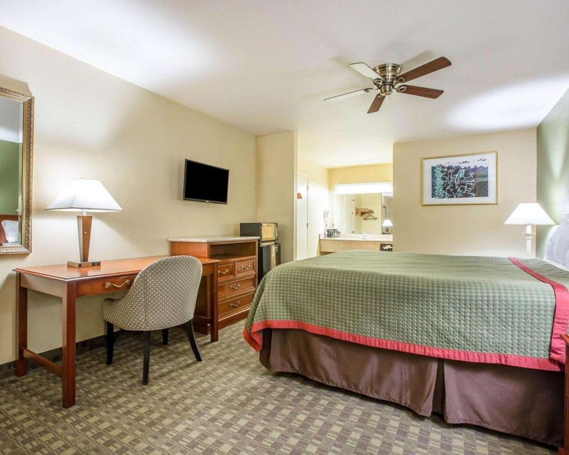 King Room - Non-Smoking at Rodeway Inn Delano