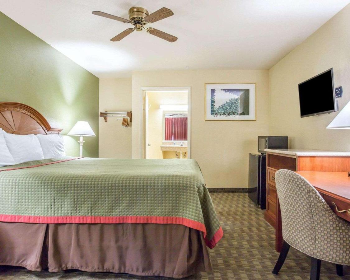 King Room with Roll-In Shower - Accessible/Non-Smoking at Rodeway Inn Delano