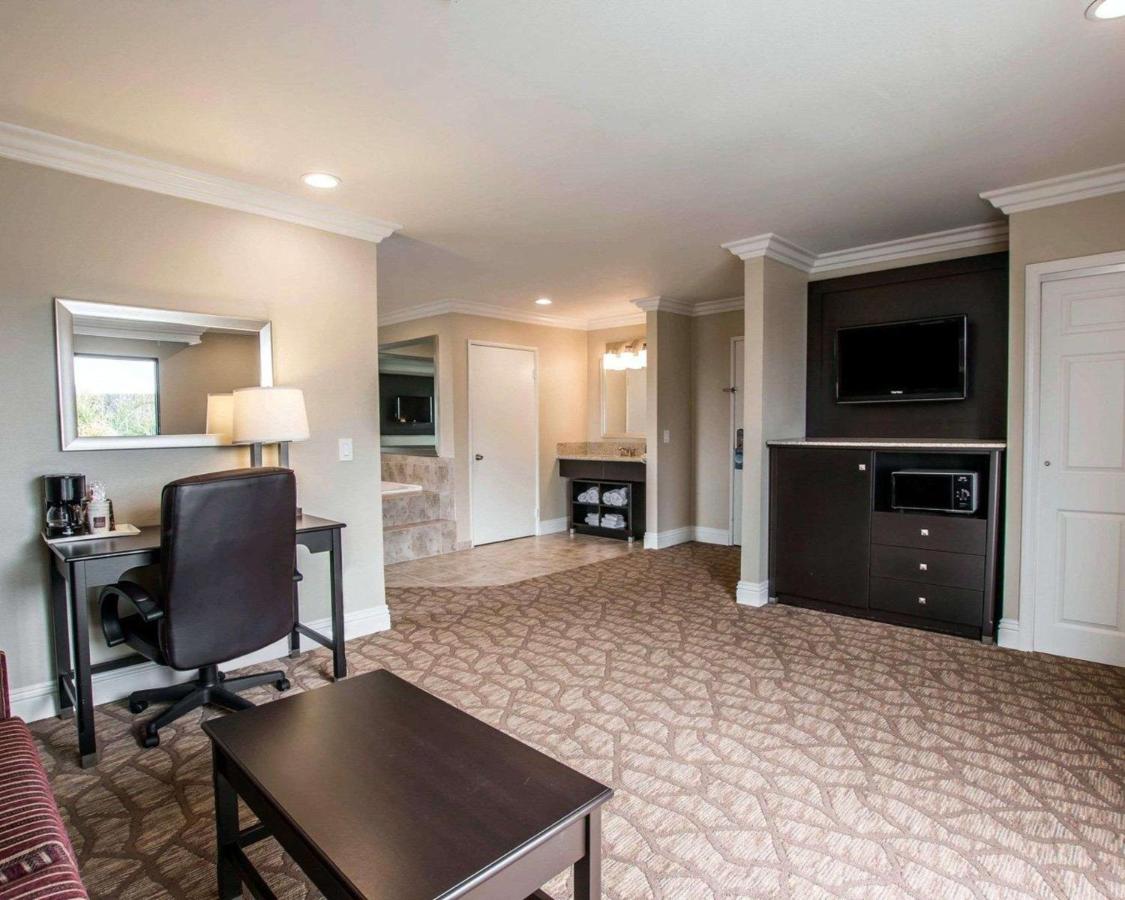 Deluxe Suite, 1 King Bed with Sofa Bed, Jetted Tub, Non Smoking at Comfort Suites San Clemente Beach