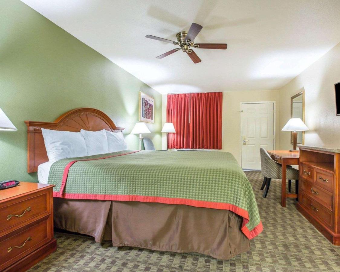 King Room - Non-Smoking at Rodeway Inn Delano
