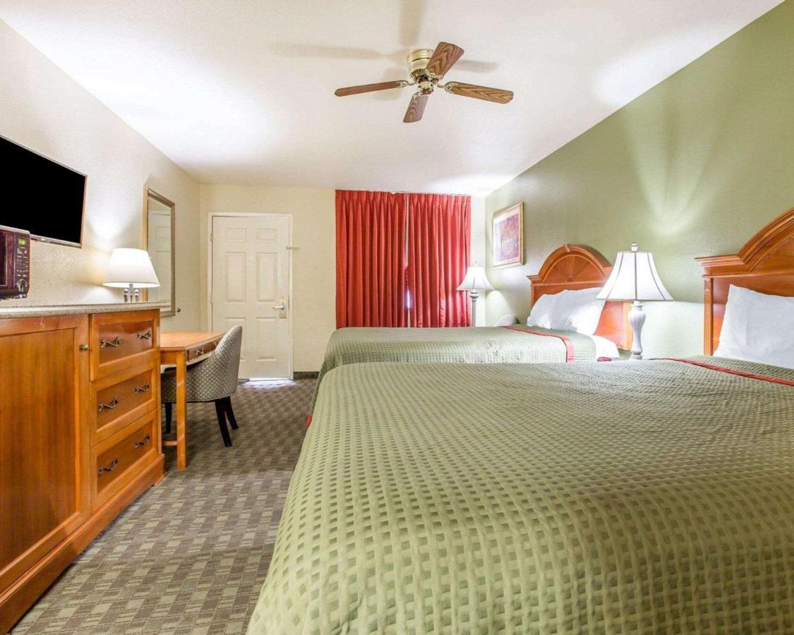 Queen Room with Two Queen Beds - Smoking at Rodeway Inn Delano