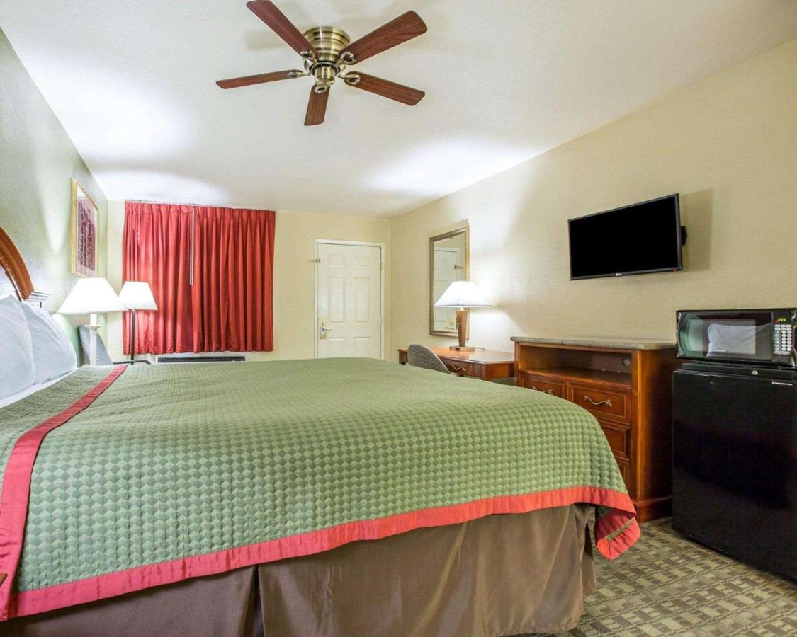 King Room - Non-Smoking at Rodeway Inn Delano