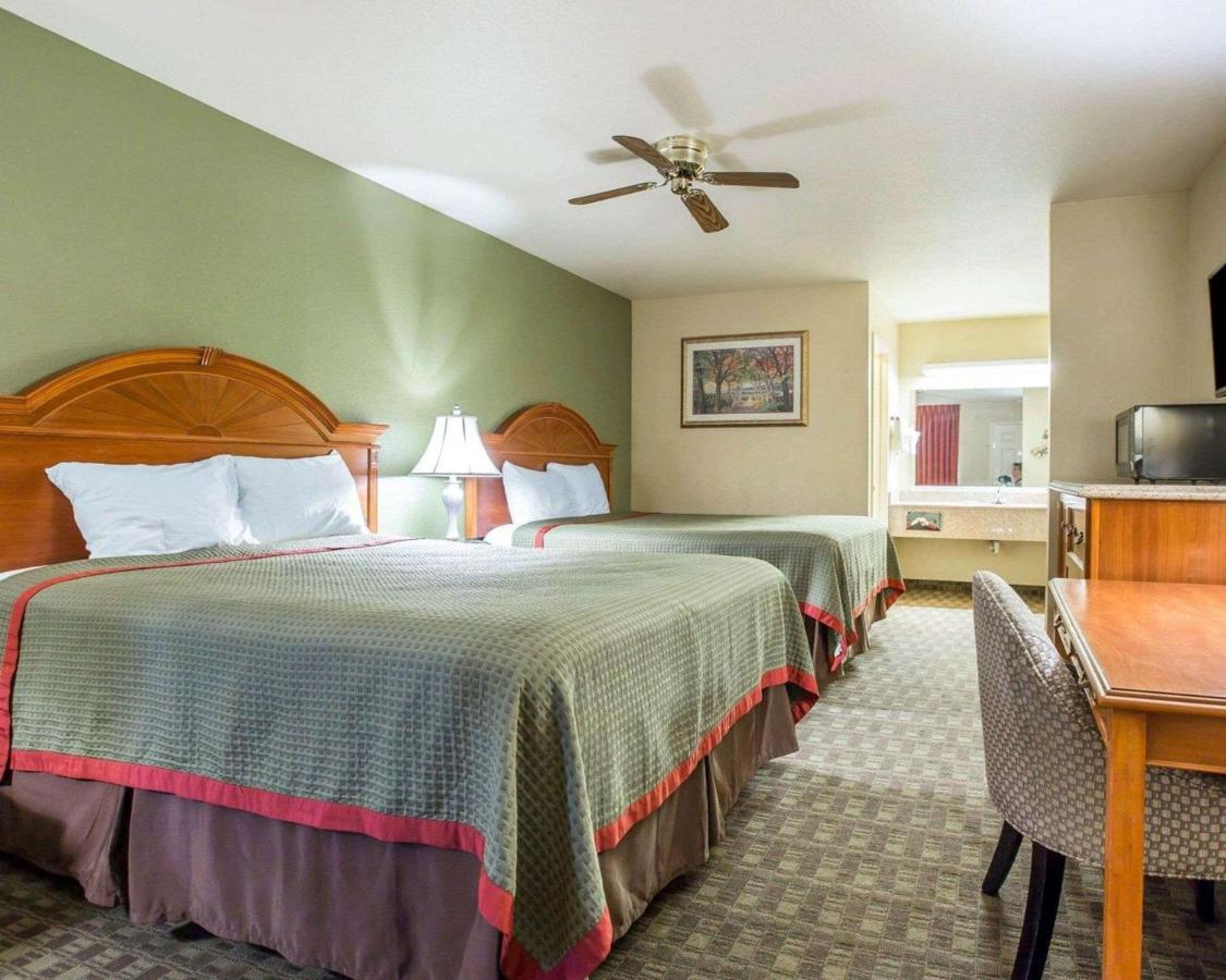 Queen Room with Two Queen Beds - Smoking at Rodeway Inn Delano