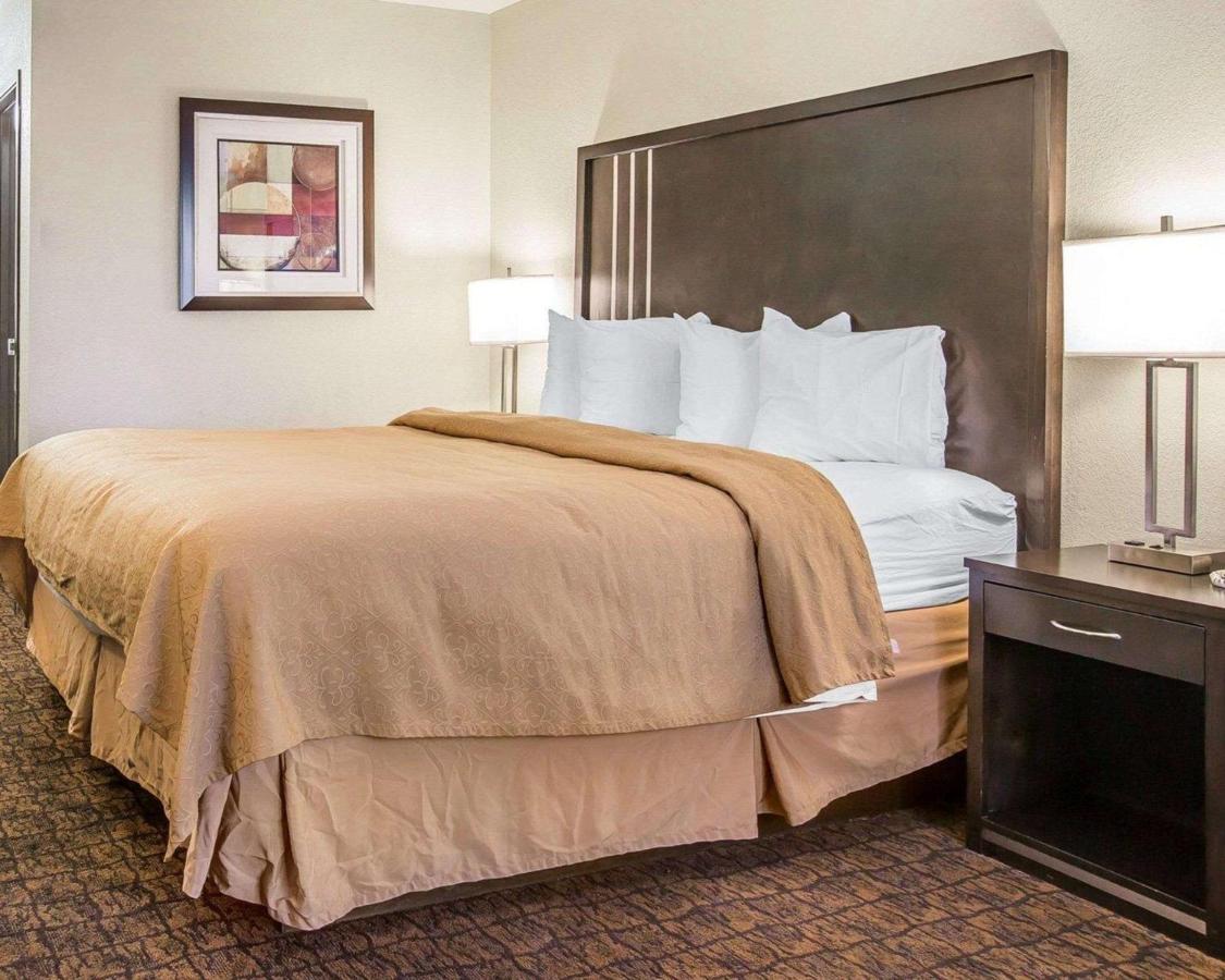 Queen Room - Smoking at Quality Inn & Suites Woodland - Sacramento Airport
