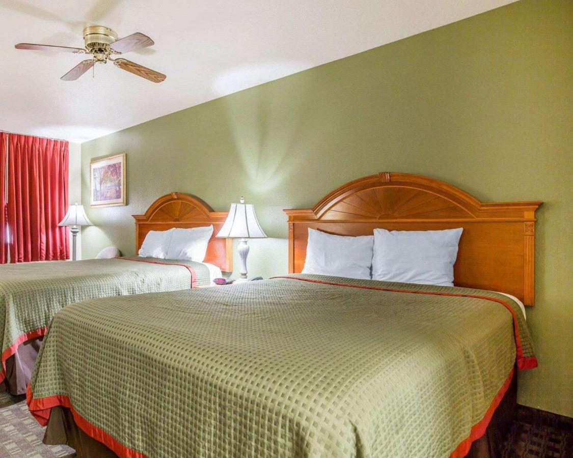 Queen Room with Two Queen Beds - Smoking at Rodeway Inn Delano