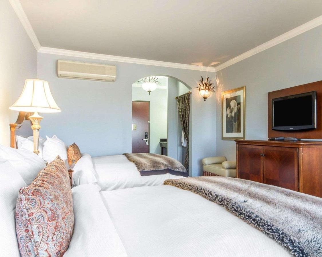 Non-Smoking Queen/Queen Room at Villa Montes Hotel