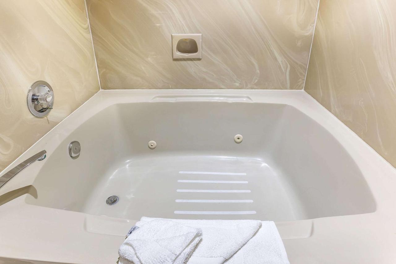 King Room with Spa Bath - Non-Smoking at Quality Inn near Hearst Castle
