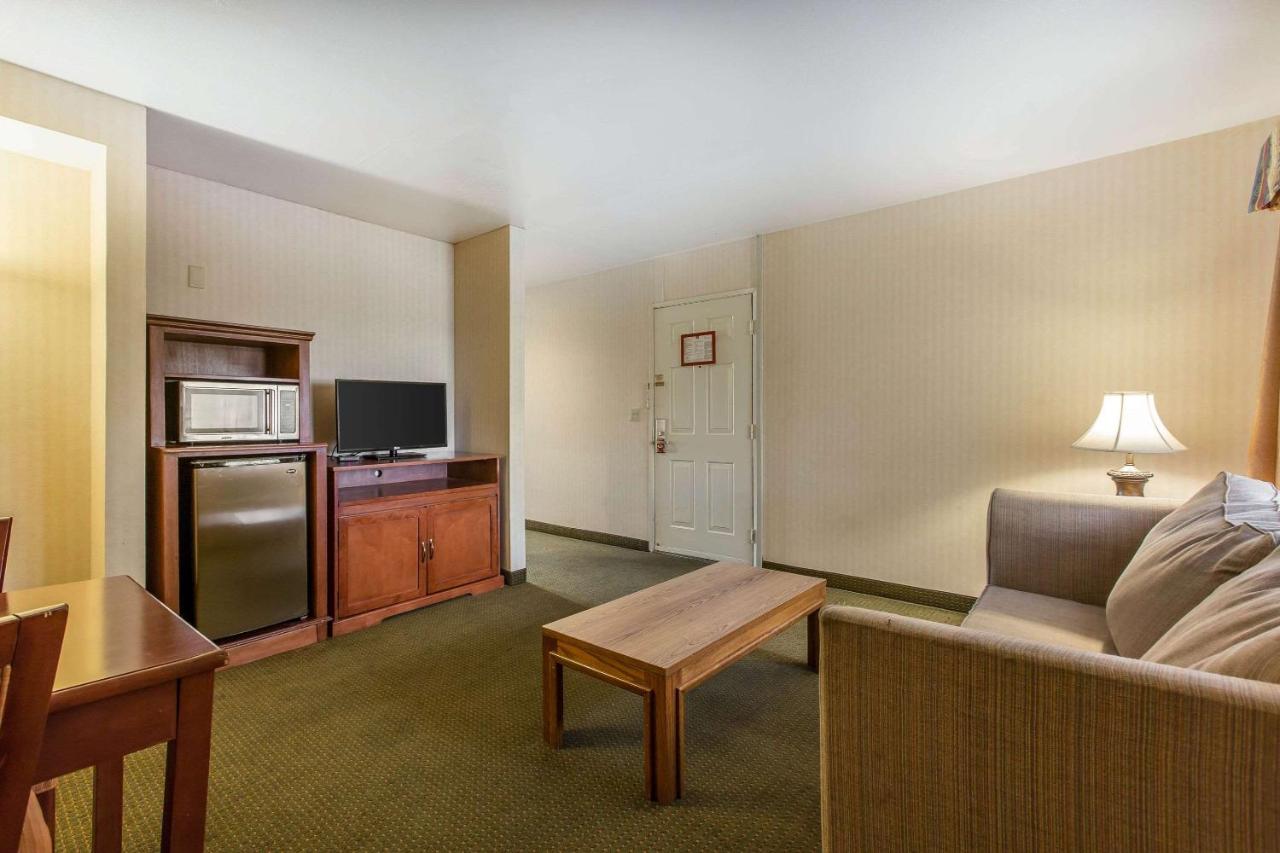 King Suite with Sofa Bed - Non-Smoking at Econo Lodge Inn & Suites Riverside - Corona