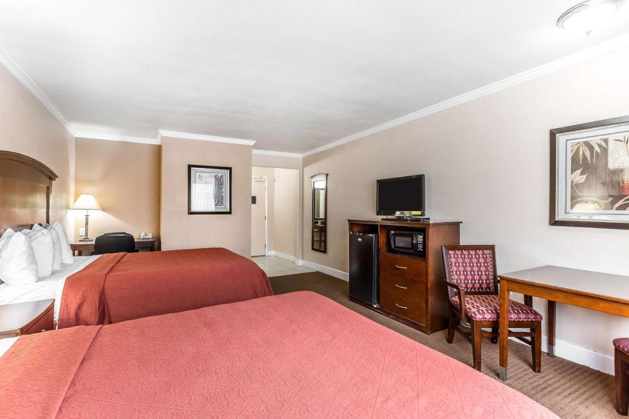 Queen Room with Balcony at Quality Inn near Hearst Castle