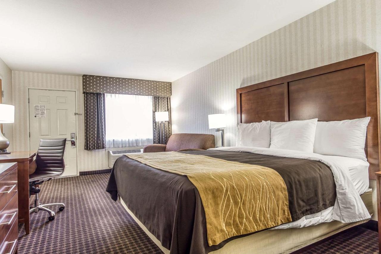 Deluxe King Room with Spa Bath at Quality Inn Half Moon Bay/Miramar Beach