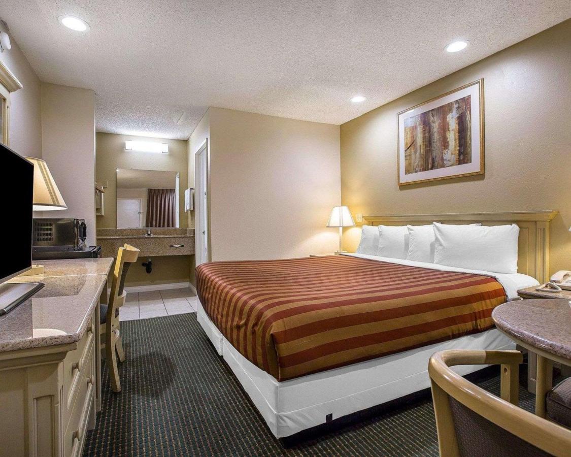 | Rodeway Inn Santee San Diego East