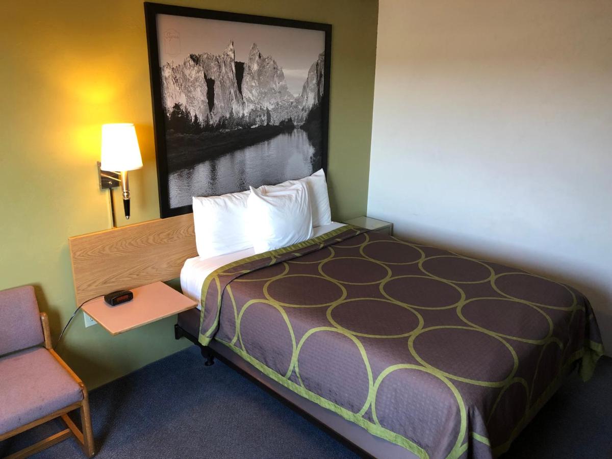 Queen Room - Non-Smoking at Super 8 by Wyndham Redmond