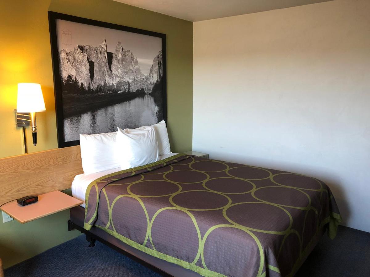 Queen Room - Non-Smoking at Super 8 by Wyndham Redmond