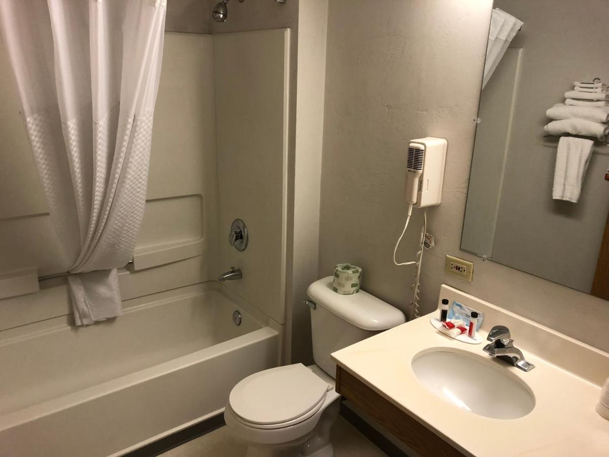 Queen Room - Non-Smoking at Super 8 by Wyndham Redmond