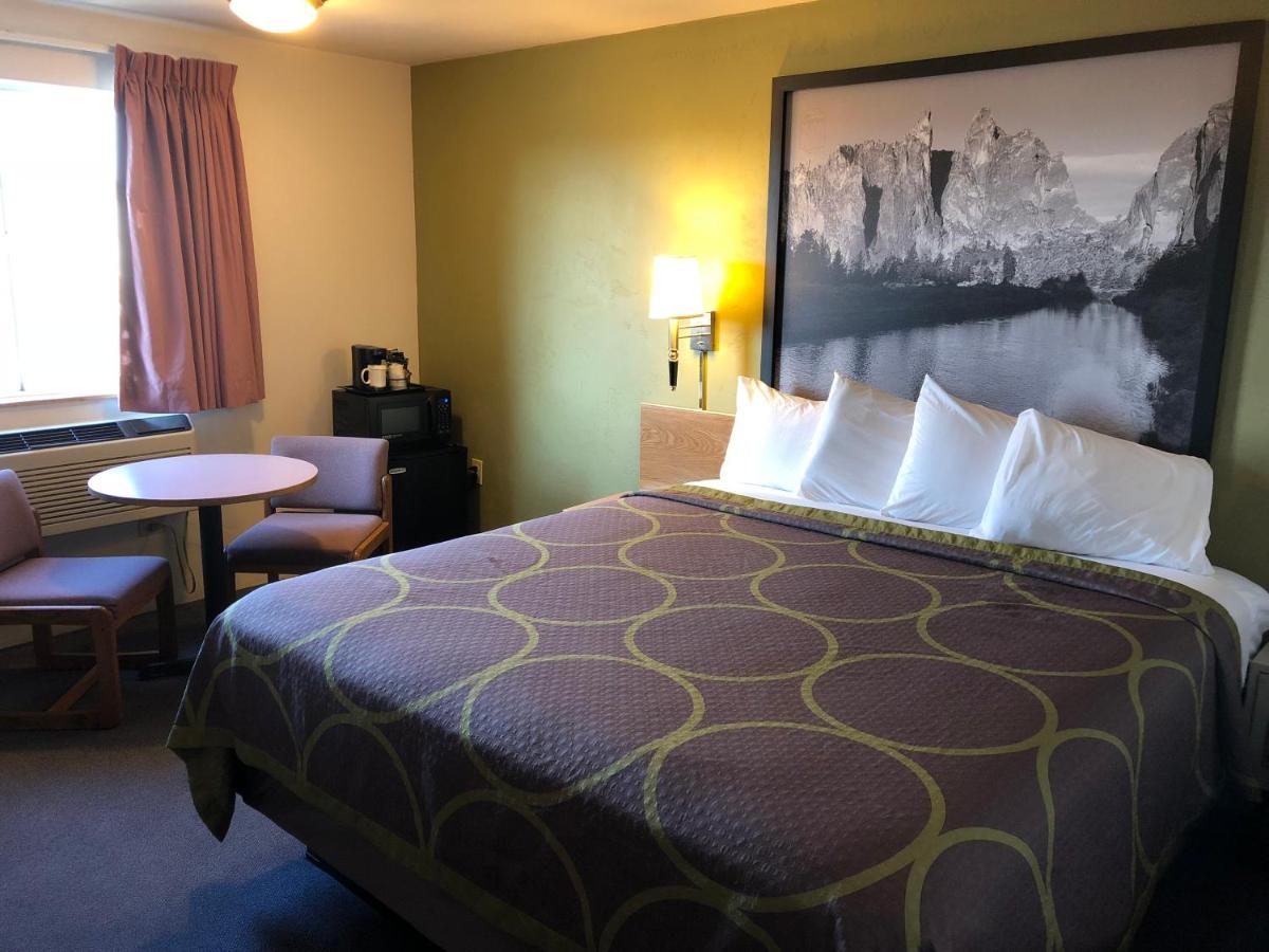 King Room - Pet Friendly/Non-Smoking at Super 8 by Wyndham Redmond