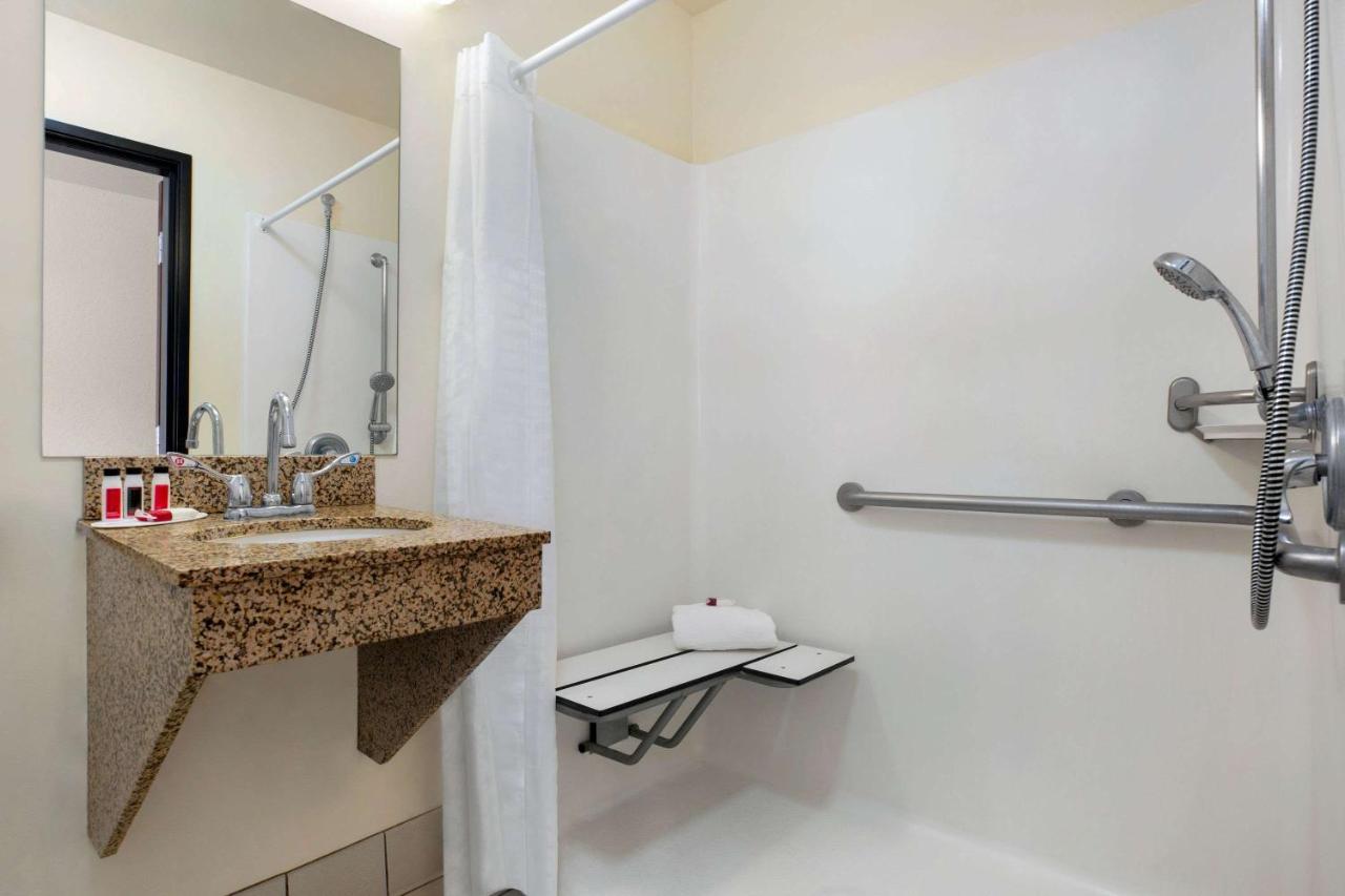 Deluxe Queen Room - Mobility Access/Non-Smoking at Travelodge by Wyndham North Platte
