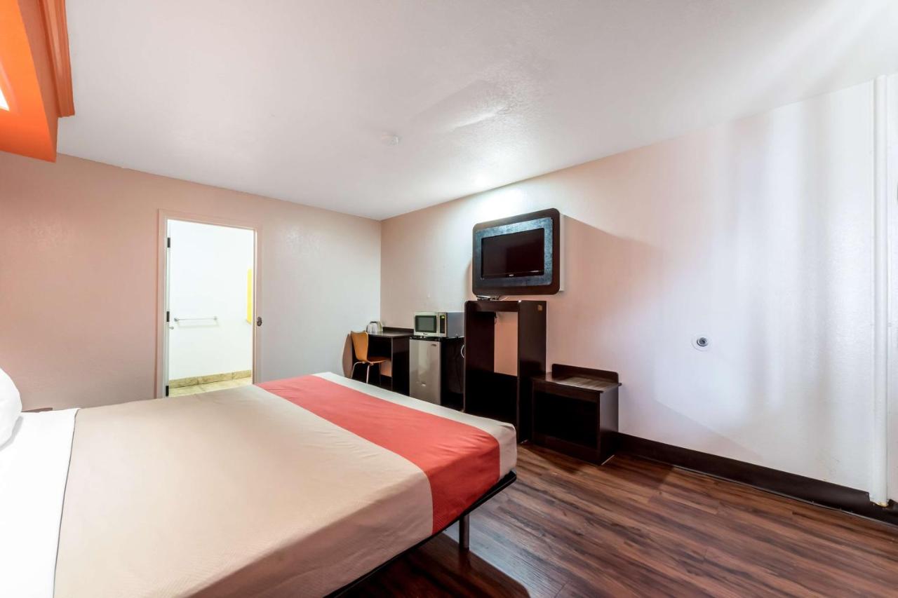 | Motel 6-San Antonio, TX - Splashtown