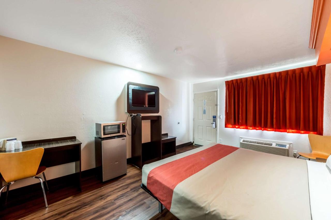 | Motel 6-San Antonio, TX - Splashtown