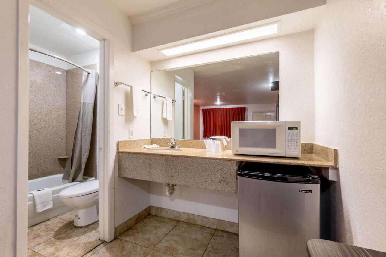 | Motel 6-San Antonio, TX - Splashtown