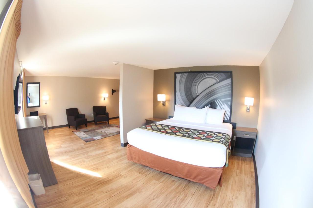 | Super 8 by Wyndham Portsmouth