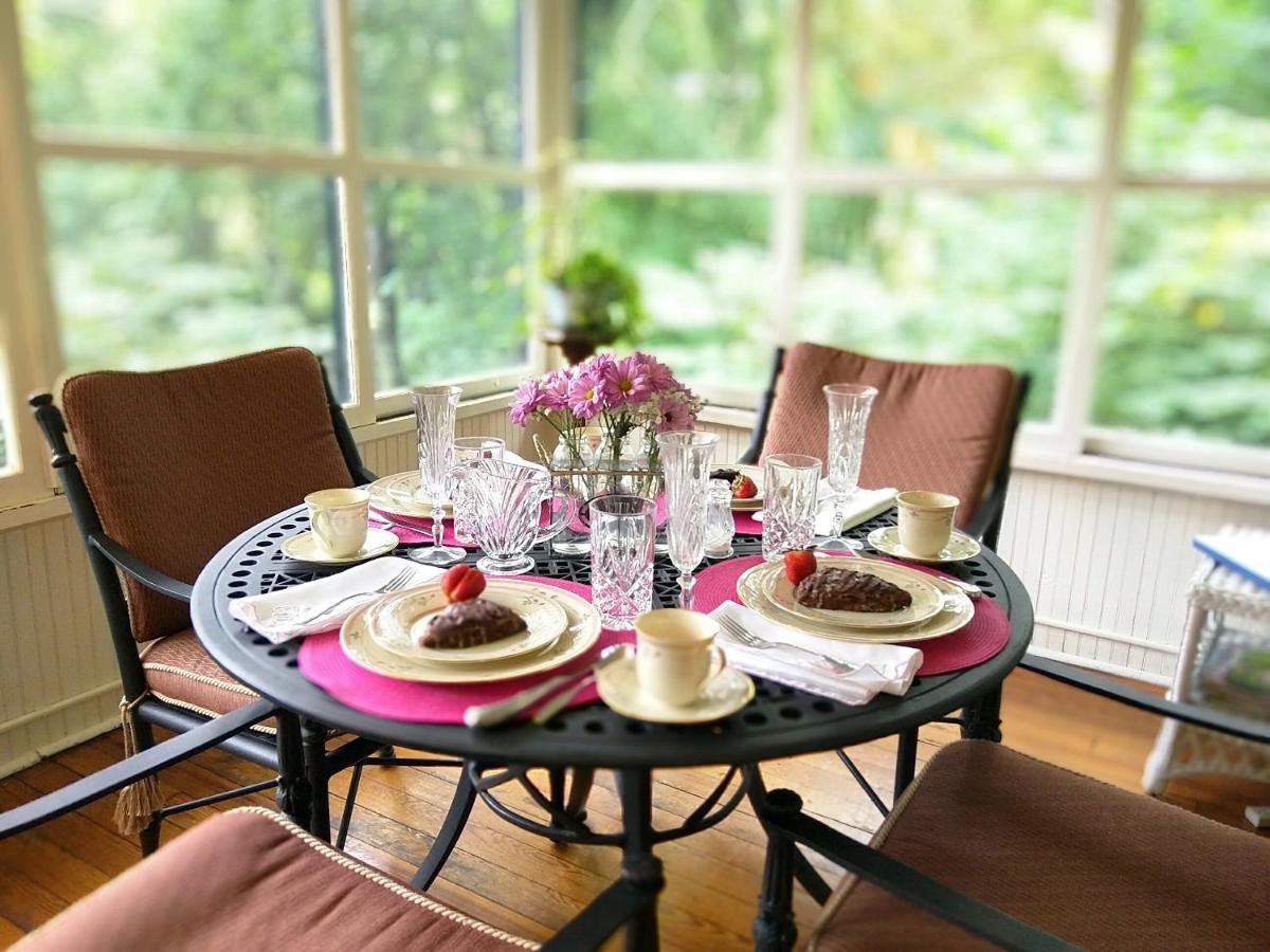 | Pinecrest Bed & Breakfast