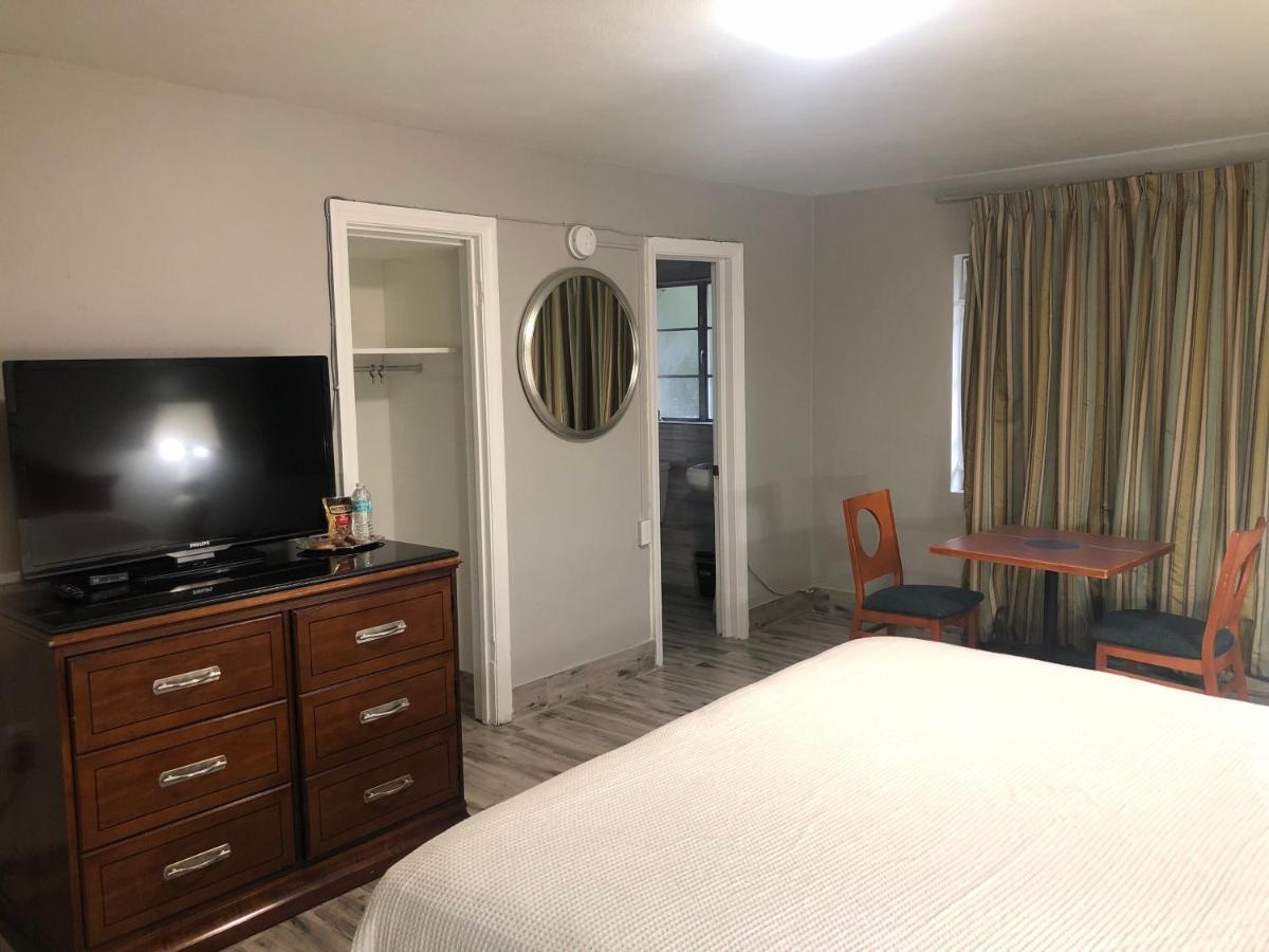 King Room Non-Smoking at Bay Breeze Inn Bradenton Downtown