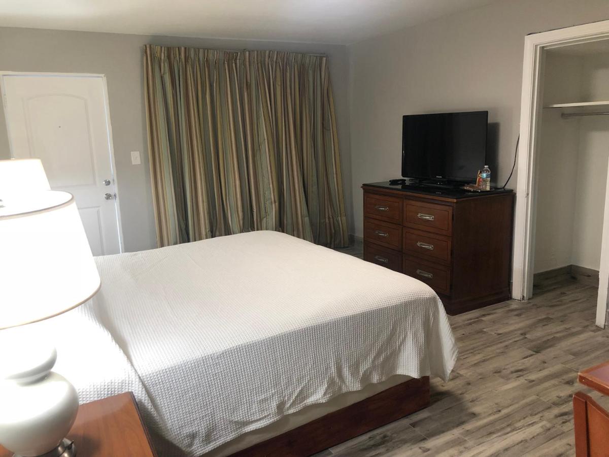 King Room Non-Smoking at Bay Breeze Inn Bradenton Downtown